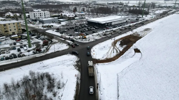 U zbiegu ulic Czerskiej, Niepołomickiej i Starogardzkiej powstaje rondo. Zanim jednak skrzyżowanie zostanie wybudowane, kierowcy będą musieli korzystać z drogi technicznej.