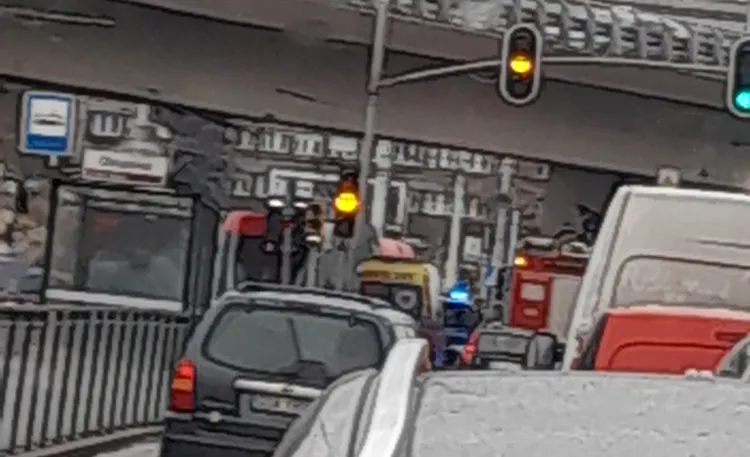 Akcja służb i korek po tym, jak pijany kierowca wjechał autem w filar wiaduktu na skrzyżowaniu w centrum Gdańska. 