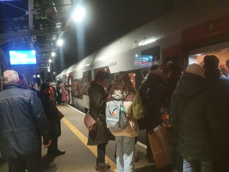 Opóźnione i przepełnione pociągi to w tym tygodniu smutna codzienność pasażerów korzystających z kolei w Trójmieście.