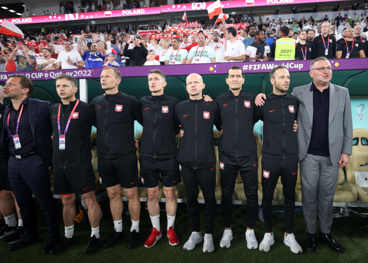 Przed meczem Polska - Francja w Doha w 1/8 finału mistrzostw świata 2022. Grzegorz Witt trzeci z lewej. 