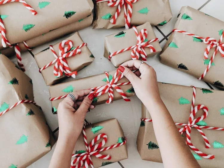 W przygotowywaniu prezentów liczy się nie tylko sama zawartość - miło, gdy paczka również cieszy oko. Warto więc estetycznie je zapakować.