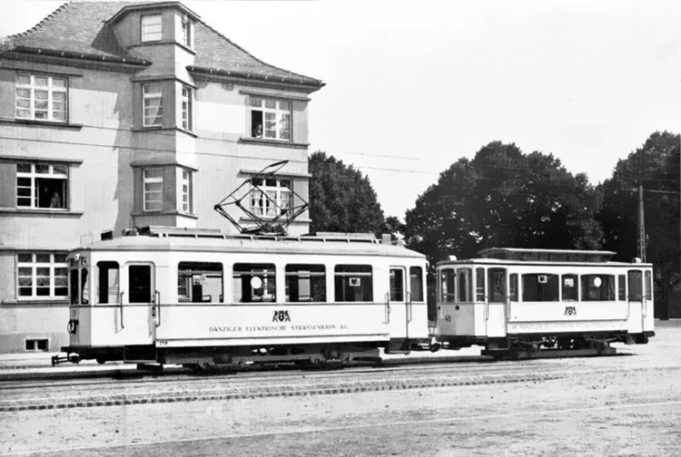Bergmann "pozuje" wraz z przebudowanym wagonem doczepnym z 1895 r. do zdjęcia prospektu reklamowego fabryki, wydanego w 1930 r.
