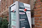 Lodówka przy kościele św. Mikołaja na razie stoi pusta. Jadłodzielnia w tej lokalizacji cieszy się dużym zainteresowaniem osób, które z niej korzystają.