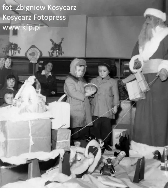 W 1954 r. dużym zainteresowaniem, szczególnie wśród najmłodszych, cieszył się kiermasz zabawek w Powszechnym Domu Towarowym we Wrzeszczu. Groźny, niemal posągowy manekin Mikołaja, nazywanego w tamtych latach Dziadkiem Mrozem nie przestraszył Janusza Rybkowskiego i Miecia Rytlewskiego, którzy zdecydowali się, że sami wybiorą dla siebie prezenty. 16.12.1954