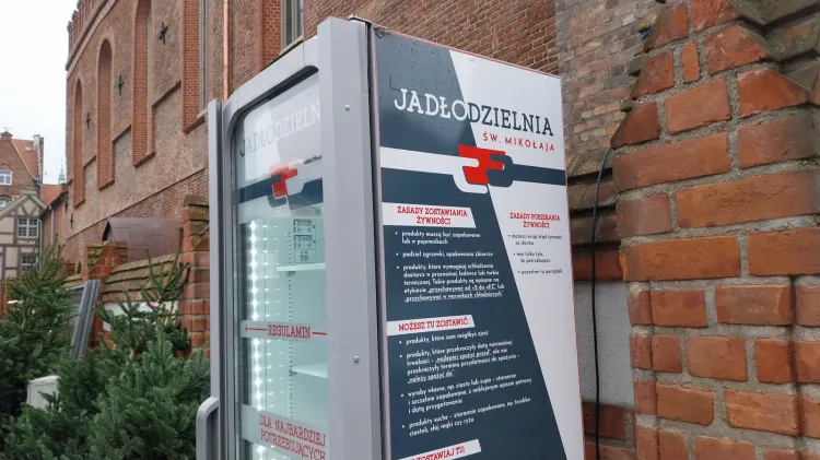 Lodówka przy kościele św. Mikołaja na razie stoi pusta. Jadłodzielnia w tej lokalizacji cieszy się dużym zainteresowaniem osób, które z niej korzystają.