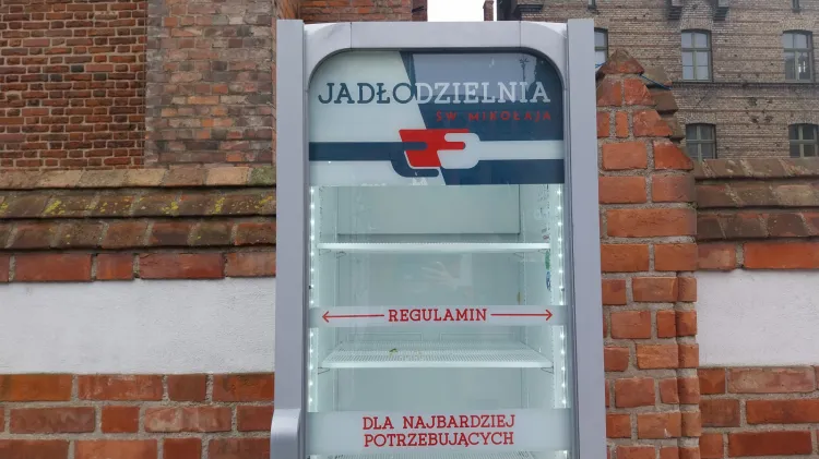 Lodówka przy kościele św. Mikołaja na razie stoi pusta. Jadłodzielnia w tej lokalizacji cieszy się dużym zainteresowaniem osób, które z niej korzystają.