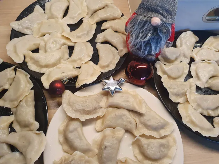 Jedzeniem można podzielić się z gośćmi, którzy w czasie świąt nas odwiedzają. 