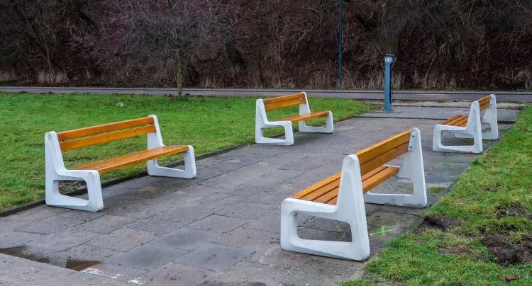 Nowe ławki na bulwarze w Gdyni pojawiły się w środę.
