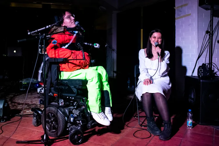 Wojtek i Agata Sawiccy prowadzą na Instagramie popularne konto Life On Wheelz. W piątek można się było z nimi spotkać podczas Pieskiego Grania w podziemiach Hali Targowej. Obydwoje mieszkają w Gdyni.
