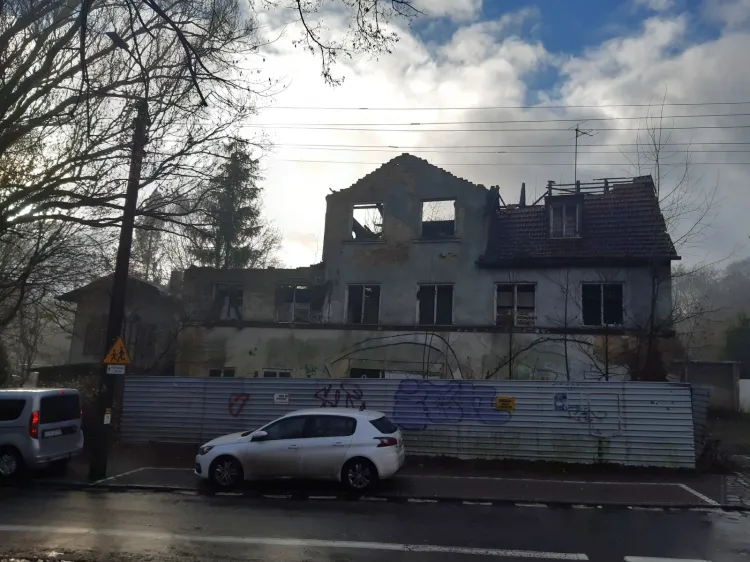 Dom piekarza wygląda tak samo (źle) od pożaru, który wybuchł ponad sześć lat temu. 