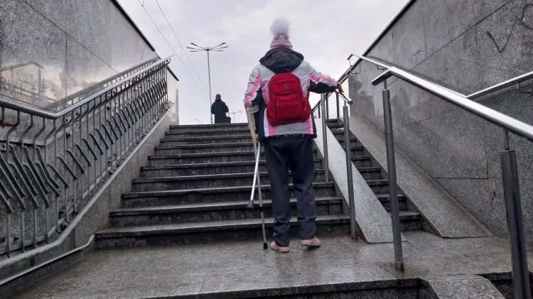 Platformy przy schodach prowadzących na przystanki tramwajowe przy dworcu służą osobom poruszającym się na wózkach inwalidzkich. Piesi o kulach nie skorzystają, bo tak mówi instrukcja obsługi. 