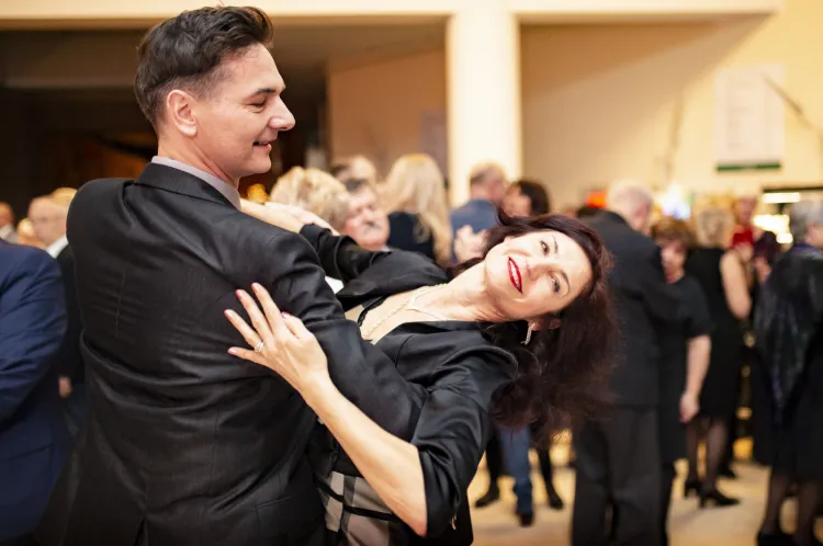 W nowy rok melomani wchodzą spokojnie, za to tanecznym krokiem. Na zdj. uczestnicy Balu Gdańskiego w Filharmonii Bałtyckiej w 2020 r. 