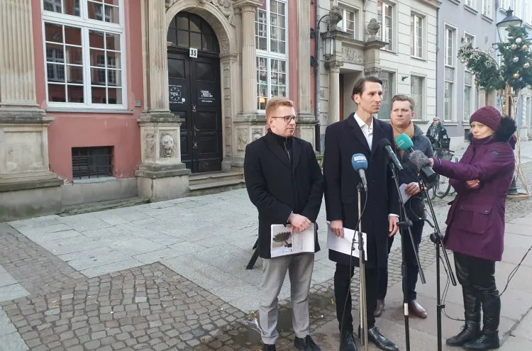 Politycy PiS domagają się wyjaśnień od władz Gdańska i pytają o zmianę zarządzenia ws. podnajmu lokalu przy ul. Długiej 35.