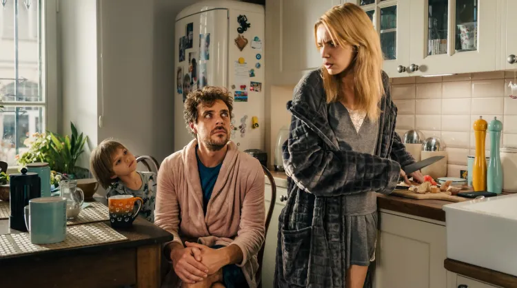 Zamiana ciał oczywiście prowokuje serię gagów i sytuacyjnych dowcipów, aczkolwiek twórcy filmu bardzo zachowawczo korzystają z możliwości, jakie oferuje tego typu komedia. 