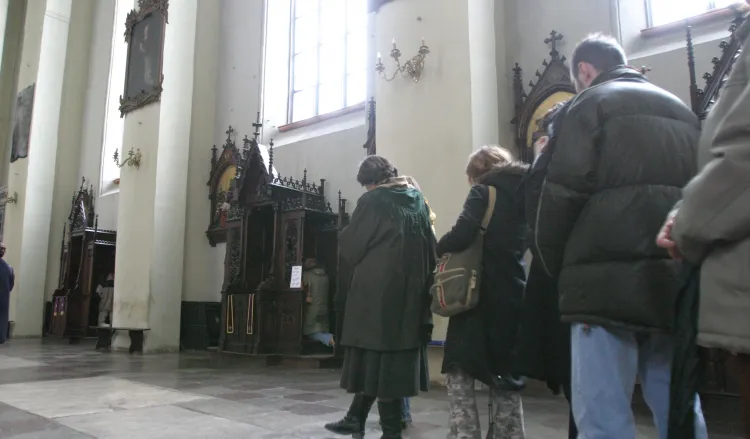 Kolejka do spowiedzi przed Wielkanocą w kościele św. Mikołaja w Gdańsku.