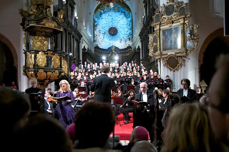 Co najmniej tysiąc miłośników muzyki przyciągnął do Katedry Oliwskiej koncert symfoników Polskiej Filharmonii Bałtyckiej i chóru Gdańskiego Uniwersytetu Medycznego, którzy w poniedziałek wykonali requiem d-moll Wolfganga Amadeusza Mozarta.