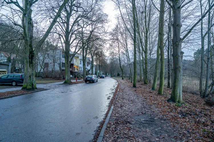 Ulica Abrahama oraz (po prawej) planowana strefa buforowa przy wejściu do Trójmiejskiego Parku Krajobrazowego