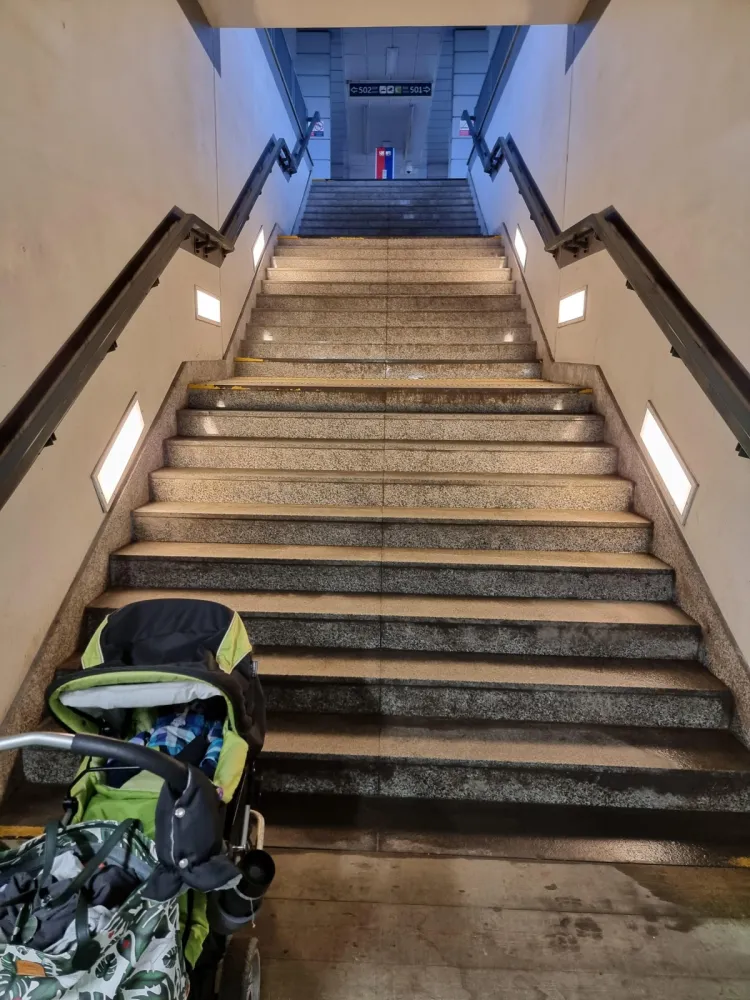 Strome schody bez podjazdów i niedziałające windy to duży kłopot dla osób z wózkami i problemami w poruszaniu się. 