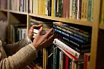 W Sopockim Antykwariacie znajduje się ok 8 tys. książek. Co dzień dochodzą nowe. Jak mówi pani Regina - Każda książka znajdzie swojego nabywcę w odpowiednim czasie. 