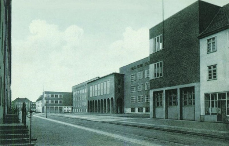 Szkoły przy ul. Pestalozziego we Wrzeszczu. Prawe skrzydło zajmowała szkoła dla chłopców, lewe skrzydło - szkoła dla dziewcząt. Zdjęcie wykonane w latach 30 XX w. Dziś mieszczą się tu II i XIX LO.