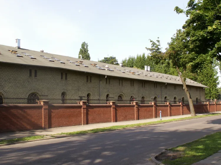 Jeden z budynków dawnych magazynów koszar artyleryjskich przy ul. Wałowej, gdzie był trzymany balon "Gdańsk" ("Danzig"). 