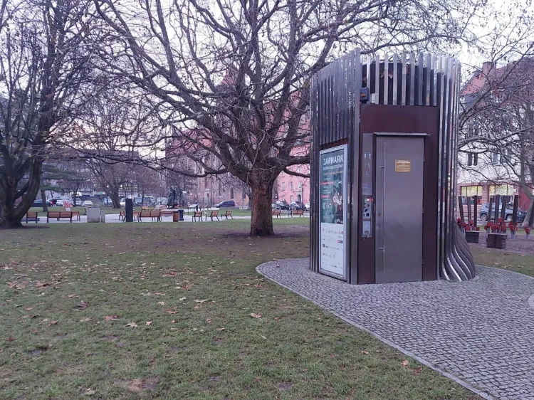 Publiczna toaleta w centrum Gdańska stała się pułapką bez wyjścia. Musiały pomóc strażniczki miejskie.