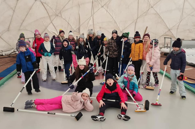 W każdą niedzielę, do 19 lutego, na lodowisku na Placu Zebrań Ludowych w Gdańsku, odbywają się darmowe treningi curlingu.
