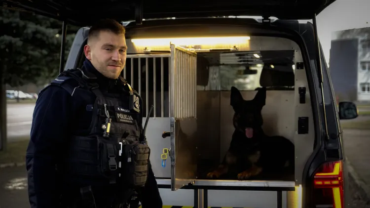 Policyjne psy i ich opiekunowie dostali nowe, specjalne radiowozy.