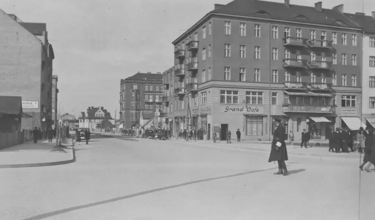 Policjant kierujący ruchem na ul. Świętojańskiej w Gdyni. Lata 30. XX wieku.