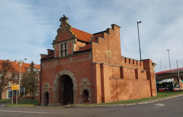 Brama Żuławska dzisiaj jest obiektem niedostanym do zwiedzania, ale dobrze prezentuje się wizualnie z zewnątrz. Jest też problem z dostaniem się do bramy - nie prowadzi tam przejście, a budynek okala droga.
