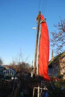 Paralotniarz "zawisł" nad ogródkami działkowymi w Sopocie.