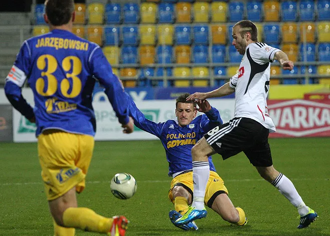 Dla dwóch piłkarzy Arki mecze z Legią są szczególne. Tomasz Jarzębowski jest wychowankiem stołecznego klubu, a Marcin Bochenek ma kontrakt w Warszawie ważny do 30 czerwca 2013 roku. 