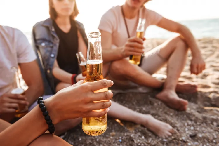 Para muchos padres "El inocente" Beber cerveza en su compañía tiene como objetivo evitar que los jóvenes beban fuera de casa. 