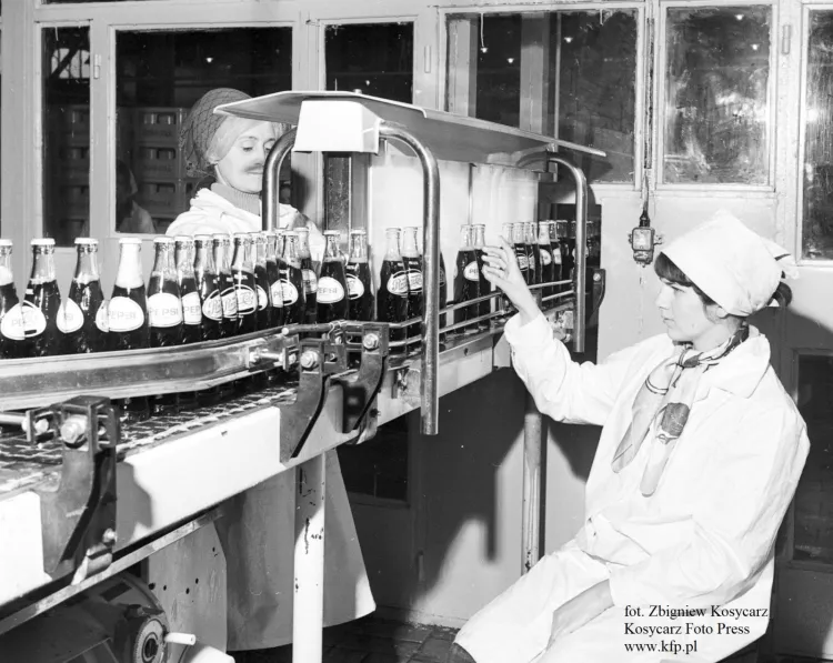 Linia produkcyjna pepsi-coli w Gdańskich Zakładach Piwowarskich we Wrzeszczu.