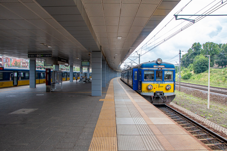 Nowa linia kolejowa przez Południe będzie stanowić bezpośrednie przedłużenie istniejących torów Szybkiej Kolei Miejskiej, kończących się obecnie na przystanku Gdańsk Śródmieście.