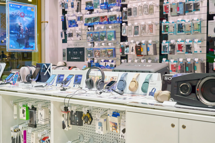 Duże sklepy oferujące sprzęt AGD i RTV często zatrudniają własną ochronę, aby ograniczyć liczbę podobnych kradzieży (zdjęcie poglądowe).