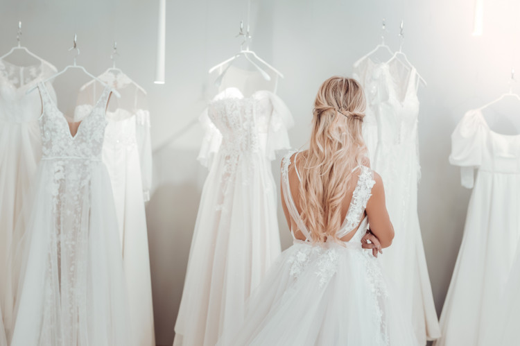 Koszt sukni ślubnej zamawianej w salonie w większej aglomeracji zaczyna się od ok. 6 tysięcy złotych.
