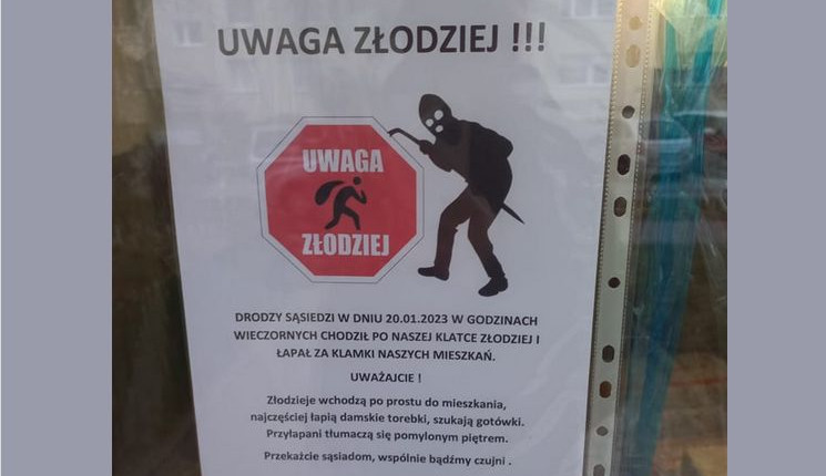 Tak przed złodziejami grasującymi na klatce ostrzegają się mieszkańcy bloku przy ul. Cieszyńskiego na Chełmie. 
