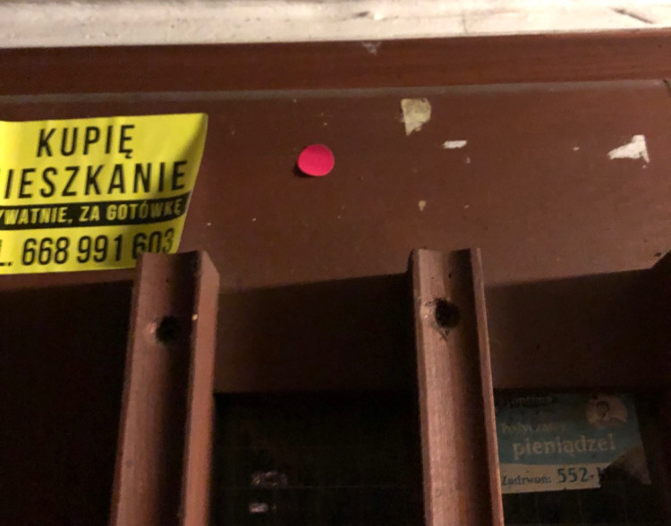 Jedna z klatek na Przymorzu została "oznaczona" czerwoną kropką.