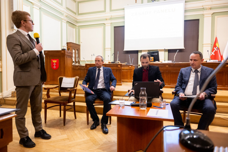 W czwartkowej debacie w Radzie Miasta o systemie Fala wziął udział Marcin Stefański (drugi z lewej), Roger Jackowski i Kamil Bujak. Z mikrofonem moderator dyskusji Andrzej Skiba.