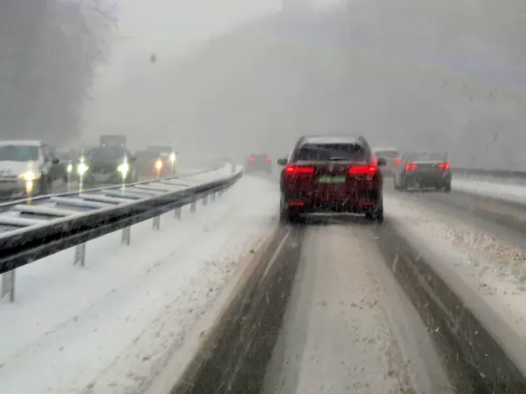 Intensywne opady śniegu dają się we znaki kierowcom.