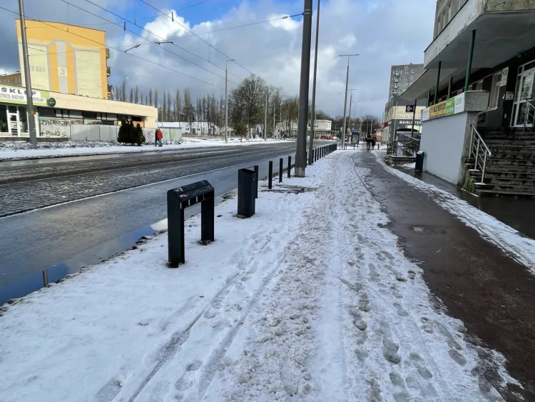 Nasz czytelnik, mieszkaniec Stogów, zwrócił uwagę, że choć ulica i droga dla rowerów zostały odśnieżone, to na chodniku zalega warstwa śniegu. 