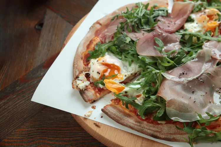 W kolejnym odcinku cyklu "Jemy na mieście" odwiedzam sopocką restaurację Amici. Na zdjęciu: pizza Amici. 