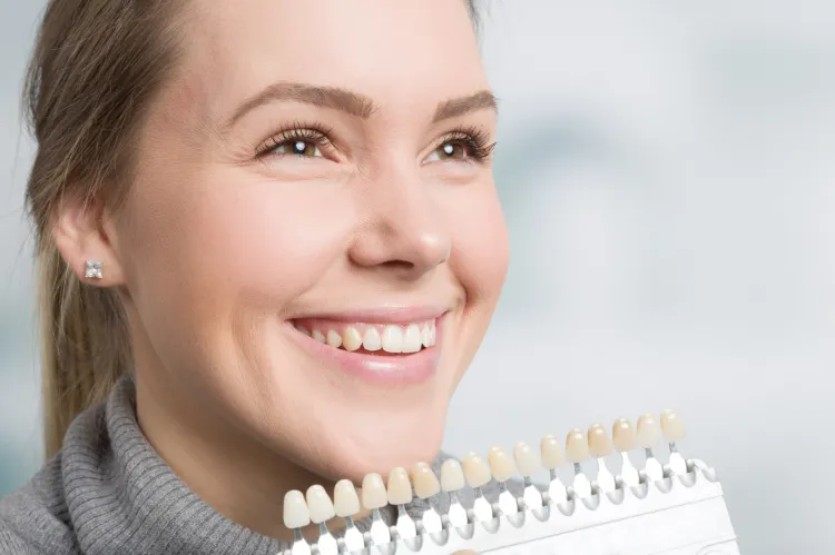 Wybielanie zębów coraz bardziej zyskuje na popularności.