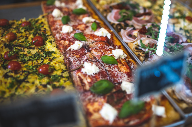 Pizza na kawałki to dobry wybór nie tylko, gdy szukamy szybkiej i pożywnej przekąski, ale też sposób na spróbowanie większej liczby smaków.
