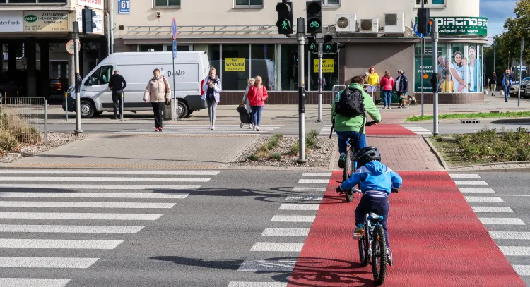 Nawet najmłodsi rowerzyści mogą bezpiecznie poruszać się po drogach, ale muszą wiedzieć jak.