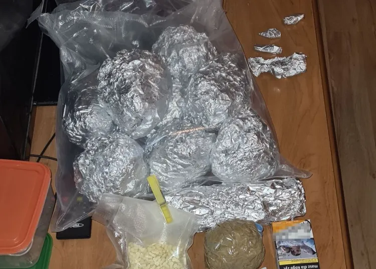 Policjanci znaleźli w mieszkaniu zatrzymanego 2 tys. porcji narkotyków o wadze ponad kilograma.