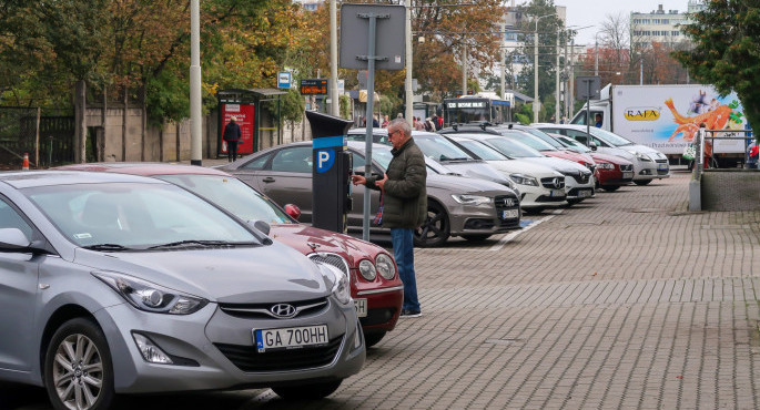 Od tego roku ZDiZ nie zostawia już wezwań do uregulowania opłaty dodatkowej za parkowanie za szybą auta, dostać można je dopiero później, w formie listu.