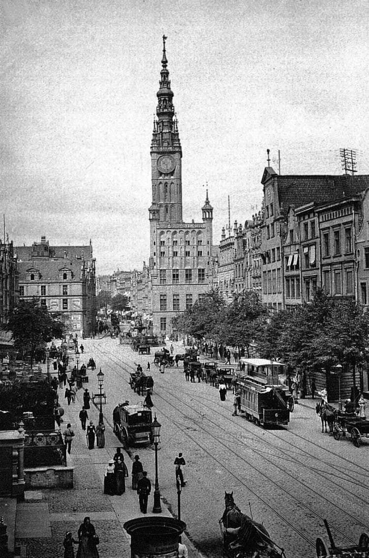 W tym roku gdańskie tramwaje obchodzić będą 150 lat. Na zdjęciu piętrowy tramwaj konny na Długim Targu w 1893 r.
