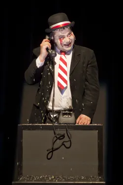 Kolejny raz bardzo wyraziste epizody stworzył Sasza Reznikow, śpiewając "I am Pitty" czy inaugurując scenę "przy bufecie".